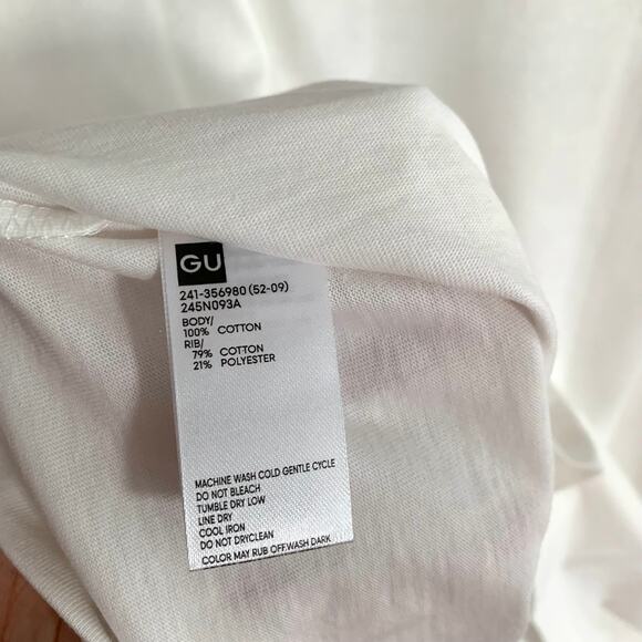 GU (Uniqlo) x Esther Bunny I Can Be Myself Around My Friends Graphic T-shirt - Picture 8 of 8